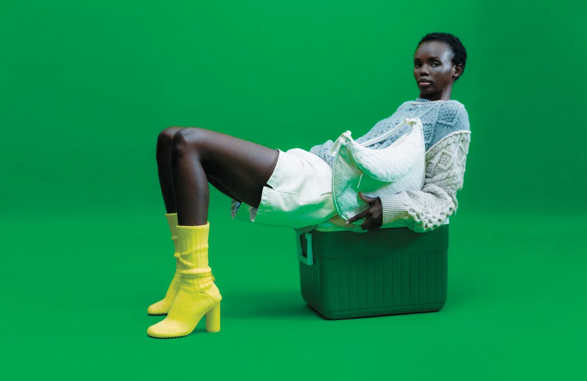 Los acentos de color siempre se hacen presentes a través de las colecciones de Bottega Veneta y se convierten en puntos focales de sus looks./ Total look, BOTTEGA VENETA
