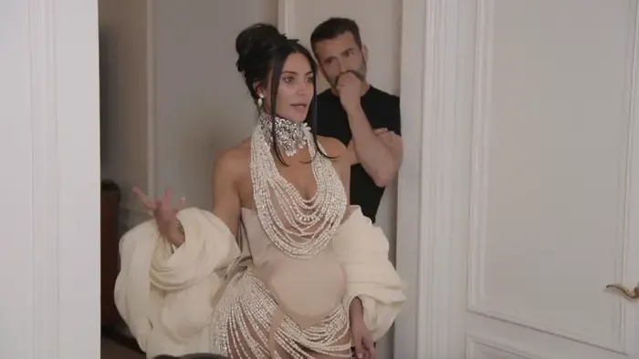 North West critica el vestido Schiaparelli de perlas de Kim Kardashian frente a Daniel Roseberry.