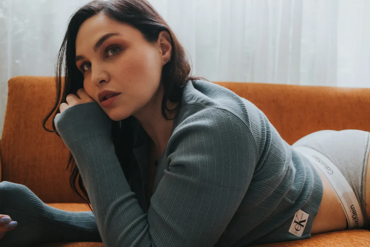 Estefania Villareal en total look de Calvin Klein