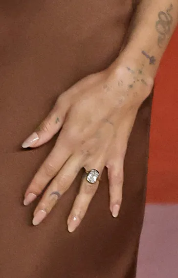 El anillo de compromiso de Zoë Kravitz con montadura trasera de botón. 