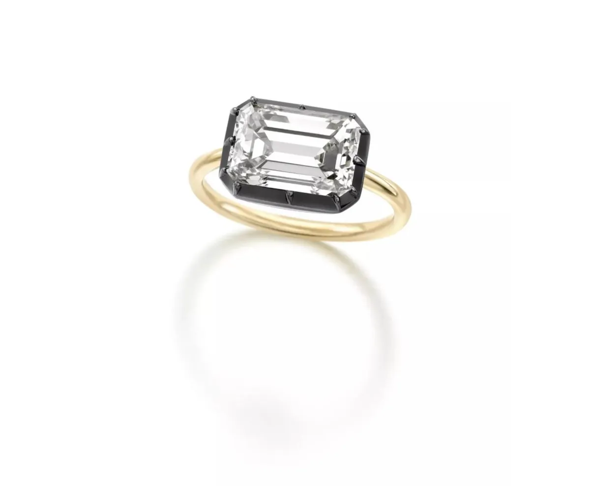 Anillo de compromiso con montadura trasera abotonada. 