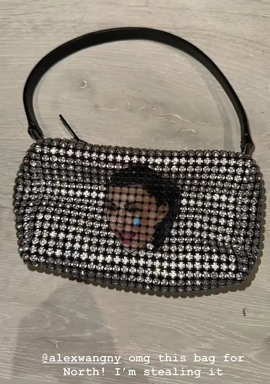 North West recibió un bolso con el meme de Kim llorando
