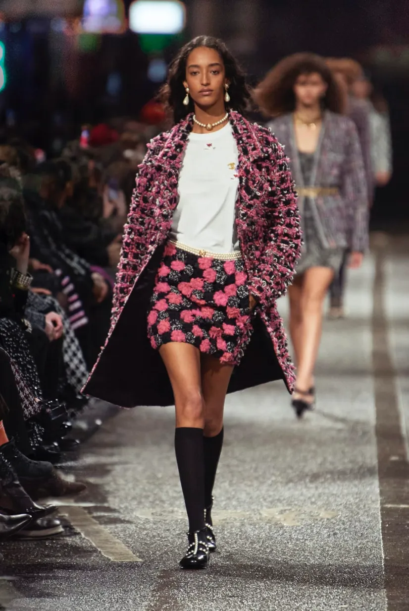 Chanel Métiers d’Art en Mánchester es una oda al tweed, la sastrería y la música 