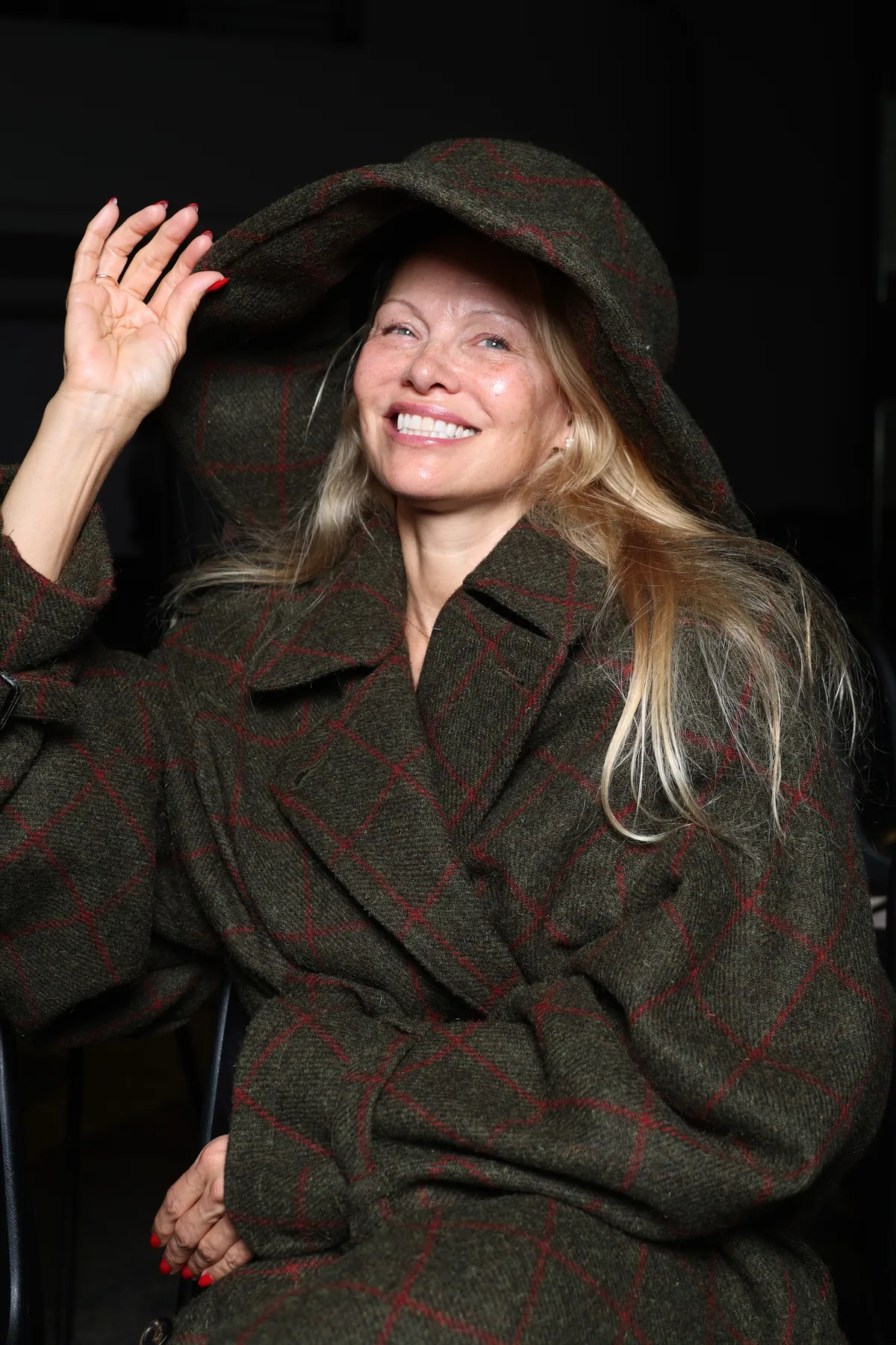 Pamela Anderson sin maquillaje en Paris Fashion Week