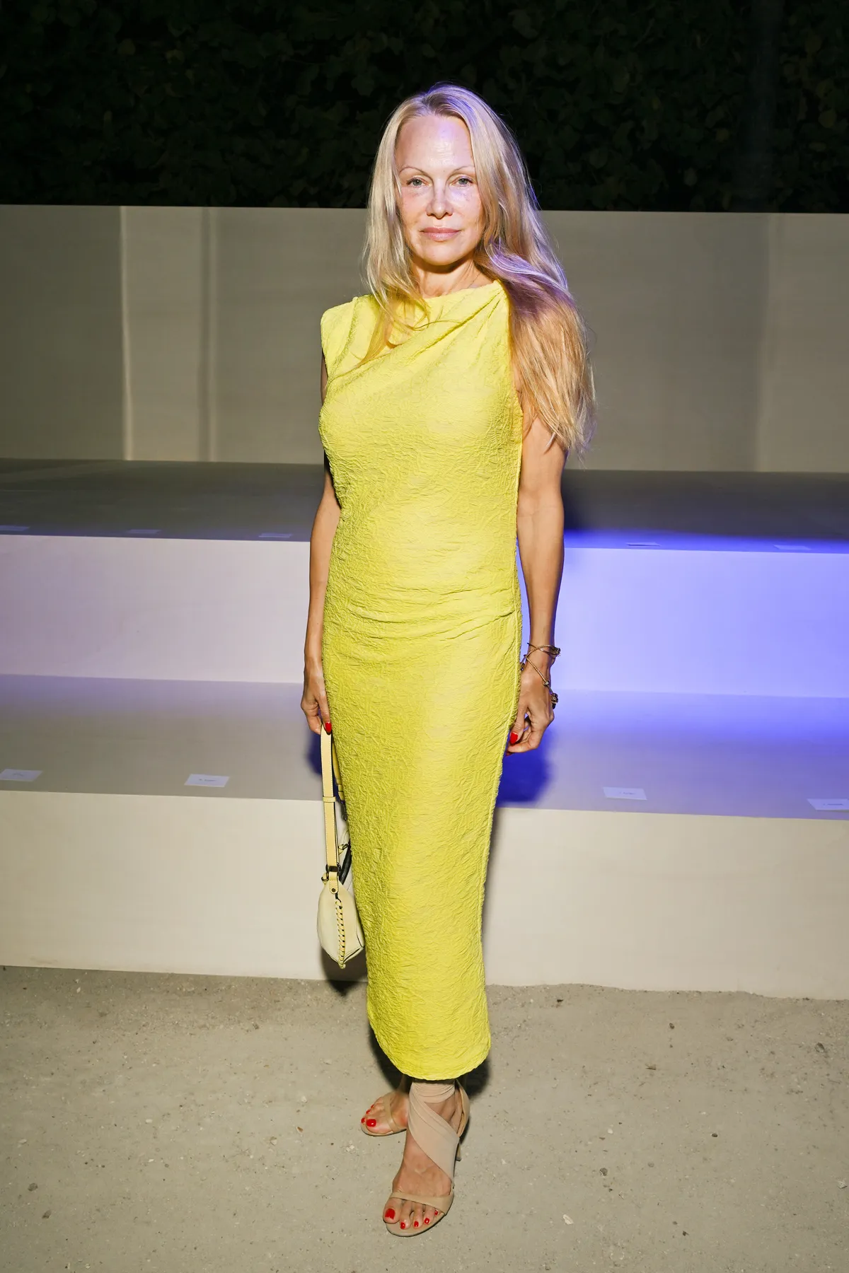 Pamela Anderson sin maquillaje en el desfile de Isabel Marant. 
