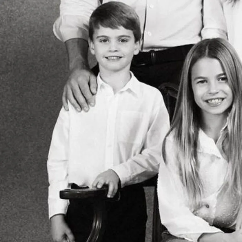 Fanáticos de la realeza notan un error de Photoshop en la mano del príncipe Louis en la tarjeta navideña de los príncipes de Gales.