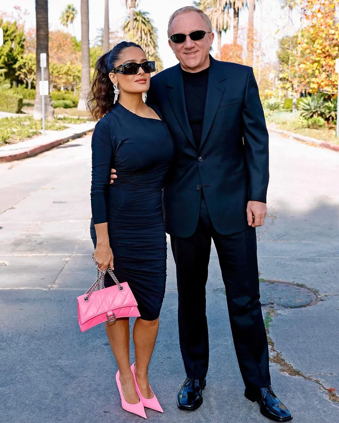 Salma Hayek y su esposo, François-Henri Pinault en el desfile de Balenciaga en Los Ángeles.