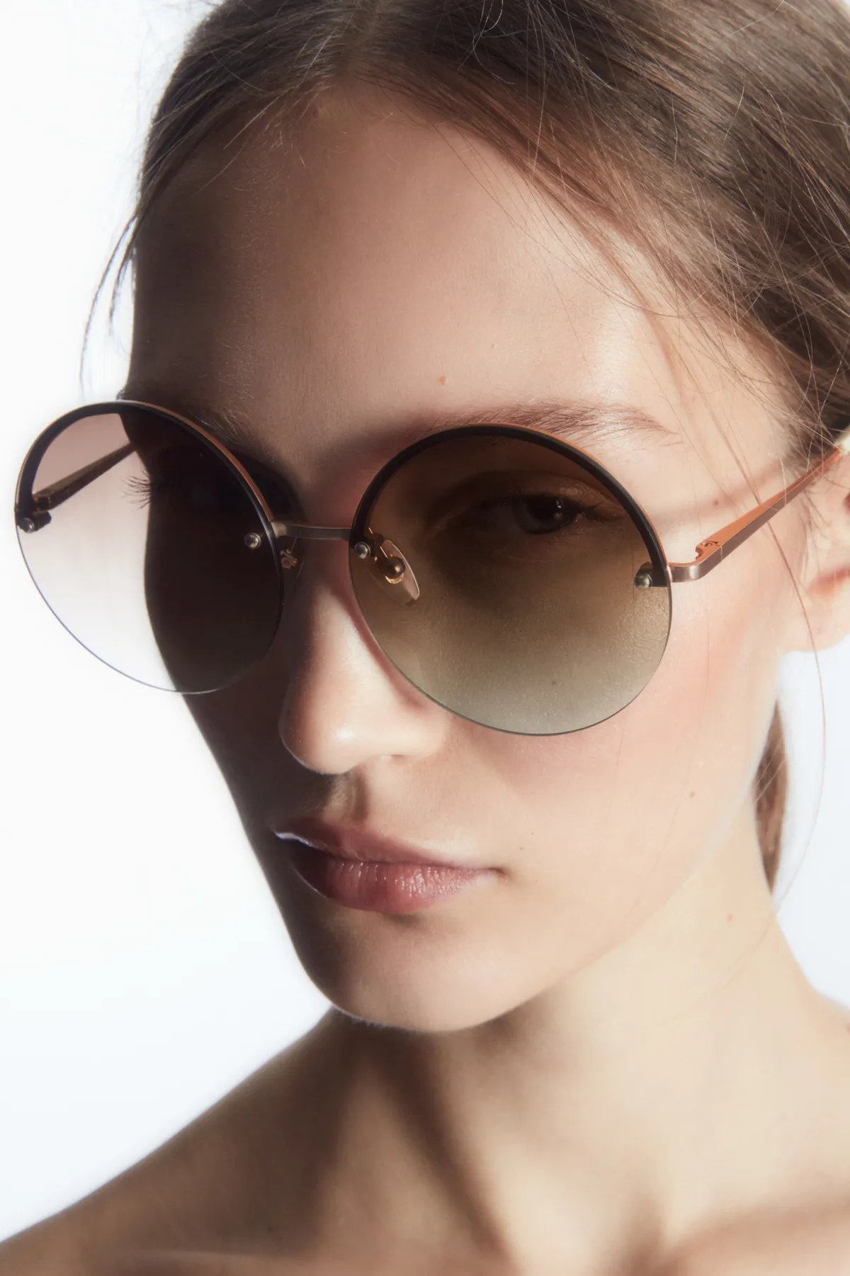 COS colabora (una vez más) con LINDA FARROW para una nueva colección de lentes