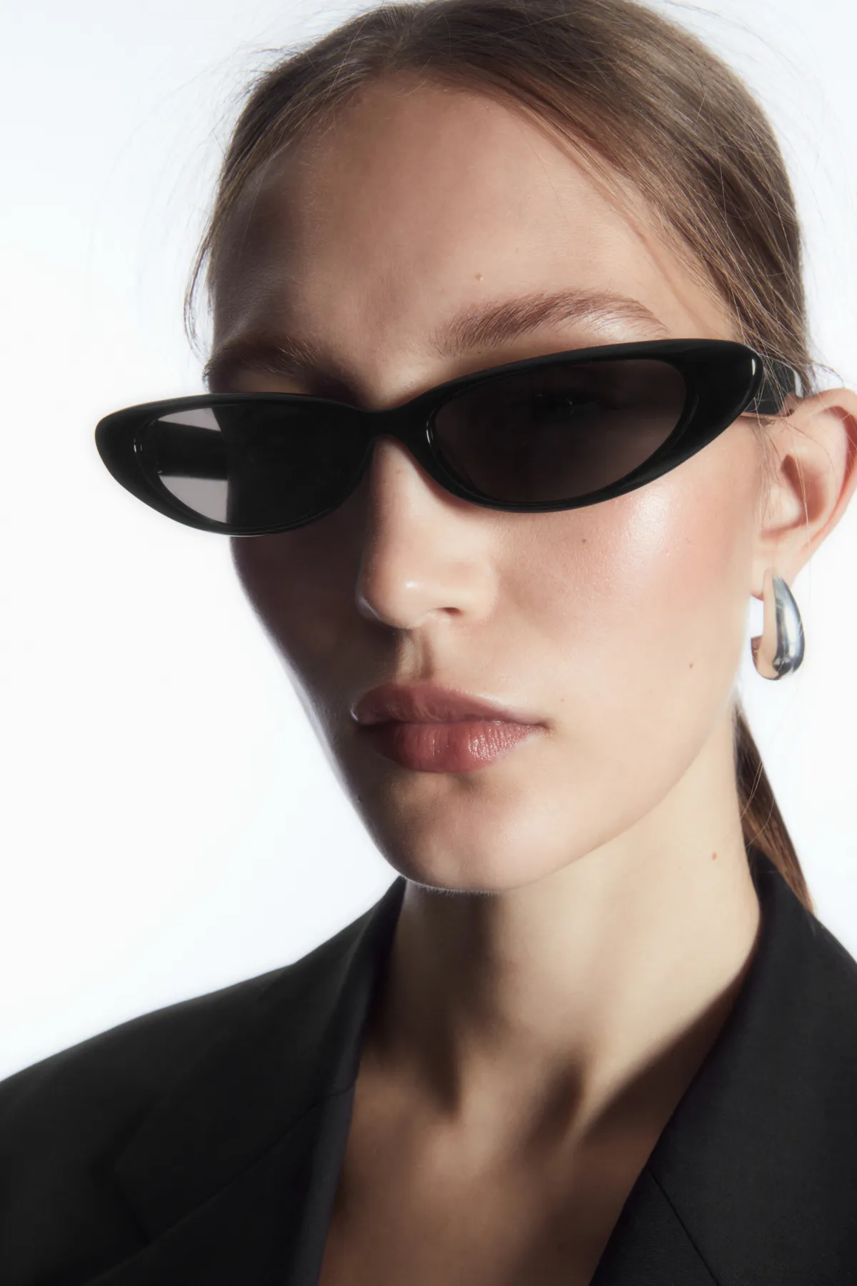 COS colabora (una vez más) con LINDA FARROW para una nueva colección de lentes