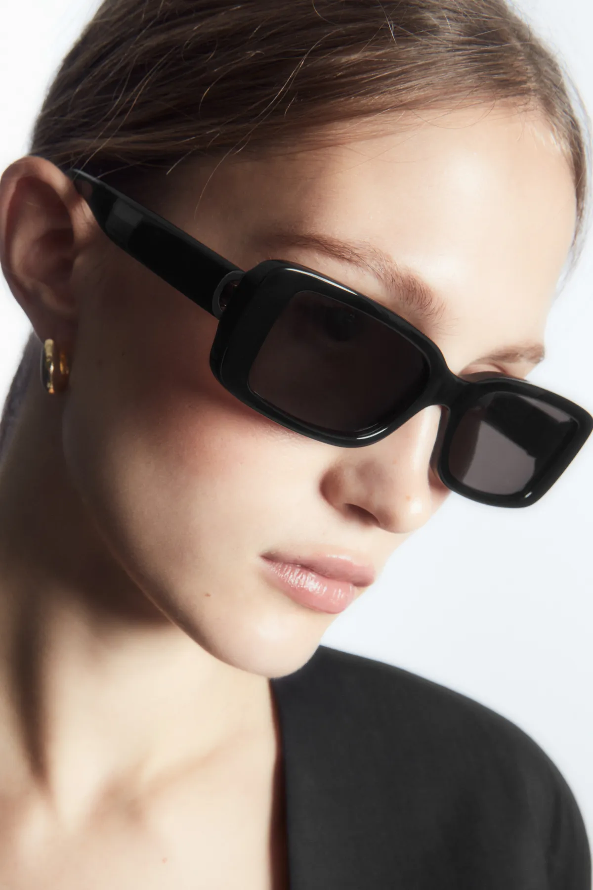 COS colabora (una vez más) con LINDA FARROW para una nueva colección de lentes