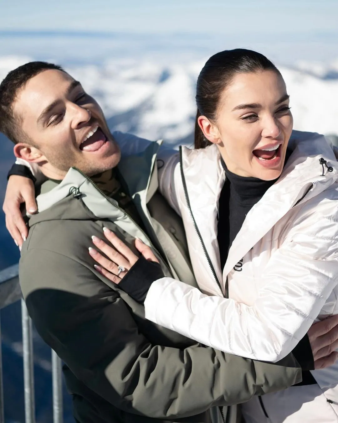 Ed Westwick le propone matrimonio a Amy Jackson. 