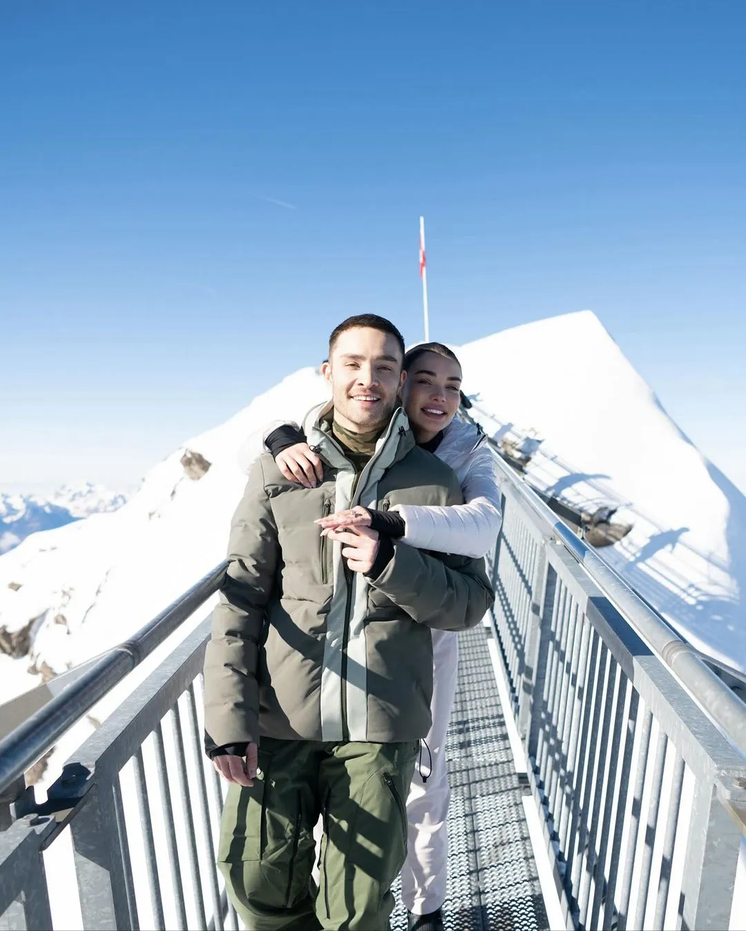 Ed Westwick le propone matrimonio a Amy Jackson.
