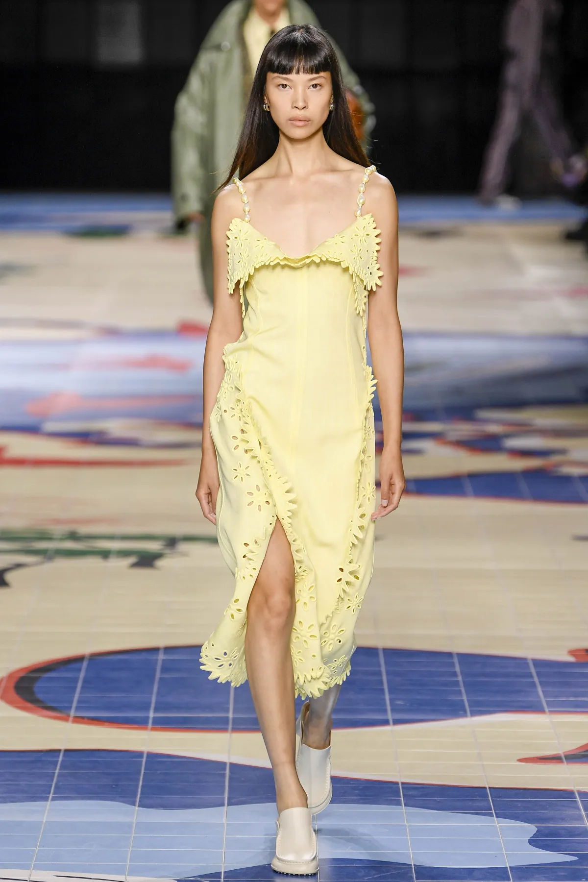 Fleco extra corto en la pasarela de Bottega Veneta Spring Summer 2024.