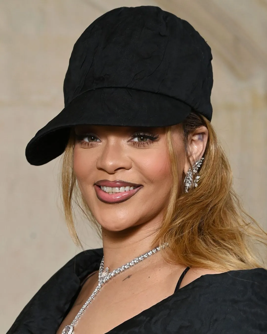 Rihanna+apuesta+por+un+beauty+look+muy+latino+para+el+desfile+Couture+de+Dior-++Labios+delineados++Cejas+muy+delgadas++Flequillo+de+cortina+un+tono+más+claro++Gorra+integrada (1).jpg