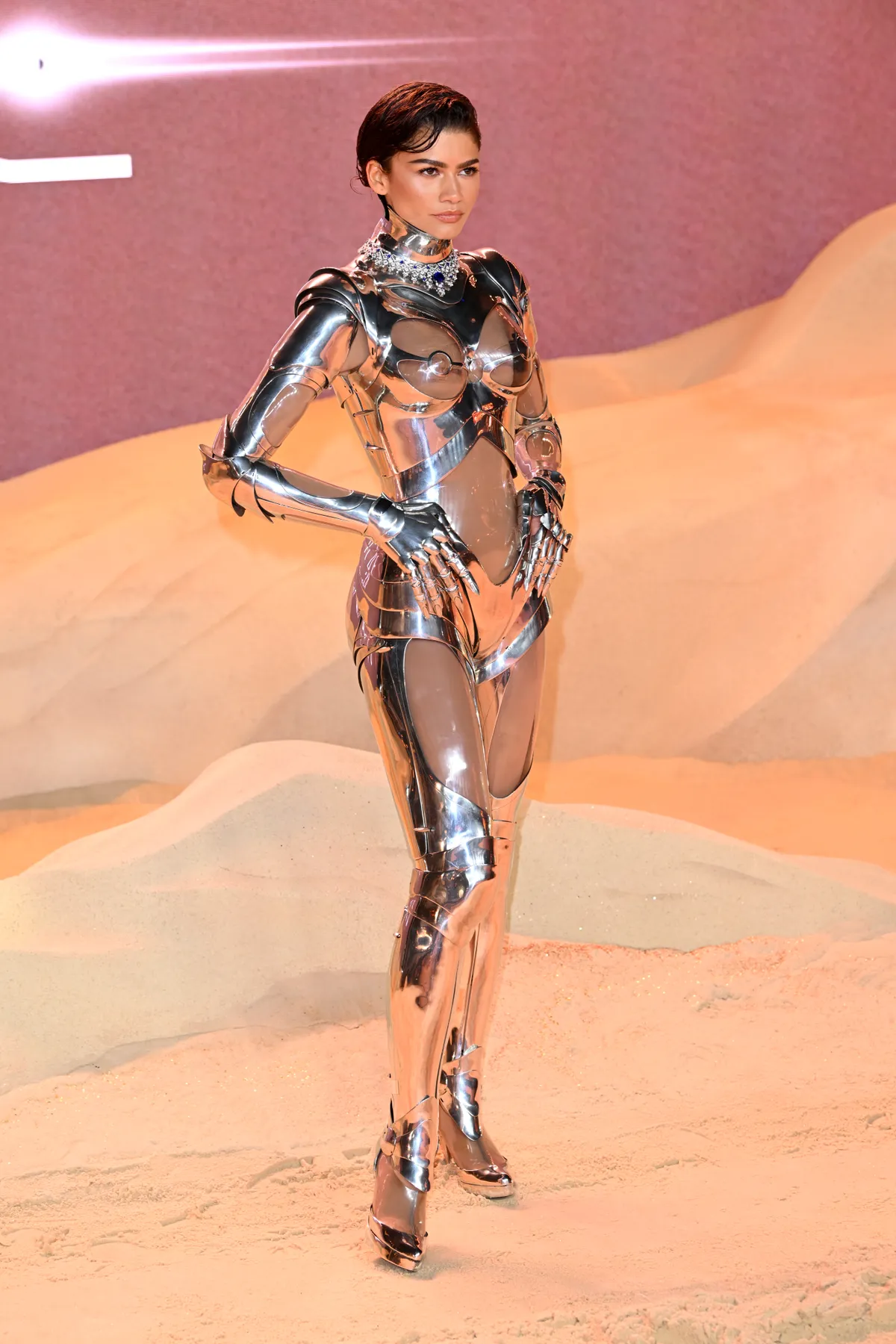 Zendaya se viste de robot para la premiere de Dune 2 en Londres.
