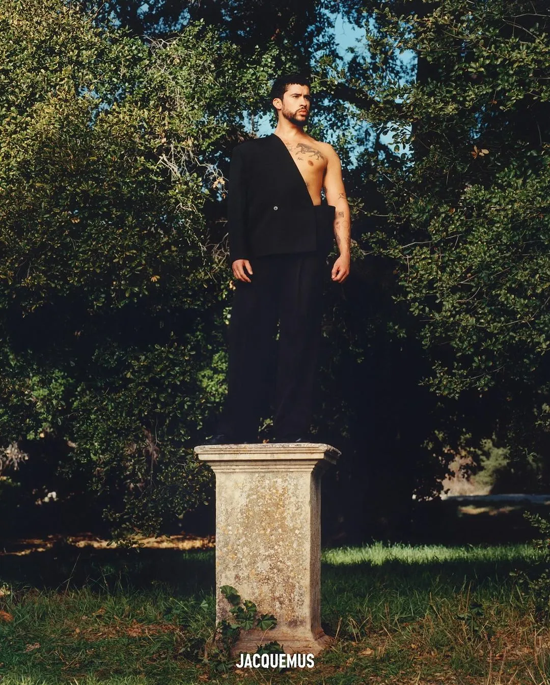 Bad Bunny se convierte en una escultura para la última campaña de Jacquemus
