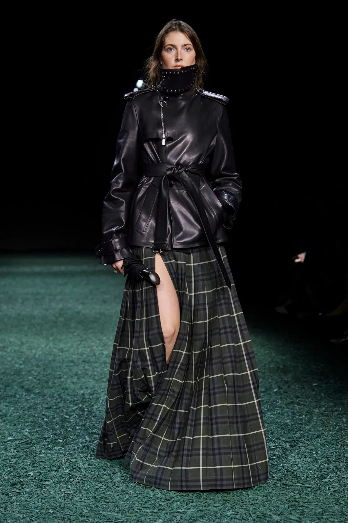 La hija de Phoebe Philo debuta en la pasarela de Burberry Otoño 2024.jpg