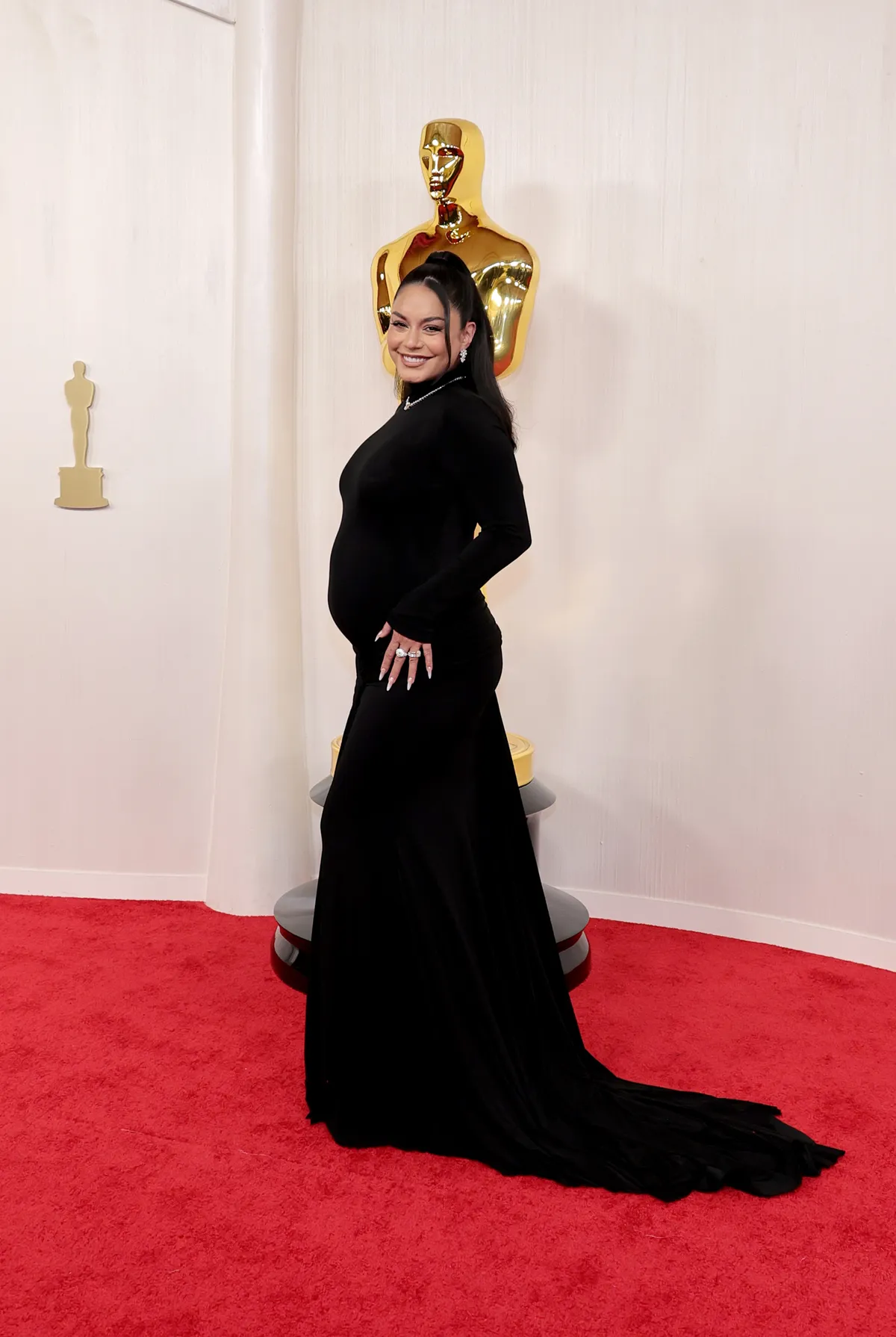 ¡Sorpresa! Vanessa Hudgens llega embarazada a la red carpet de los Oscar 2024