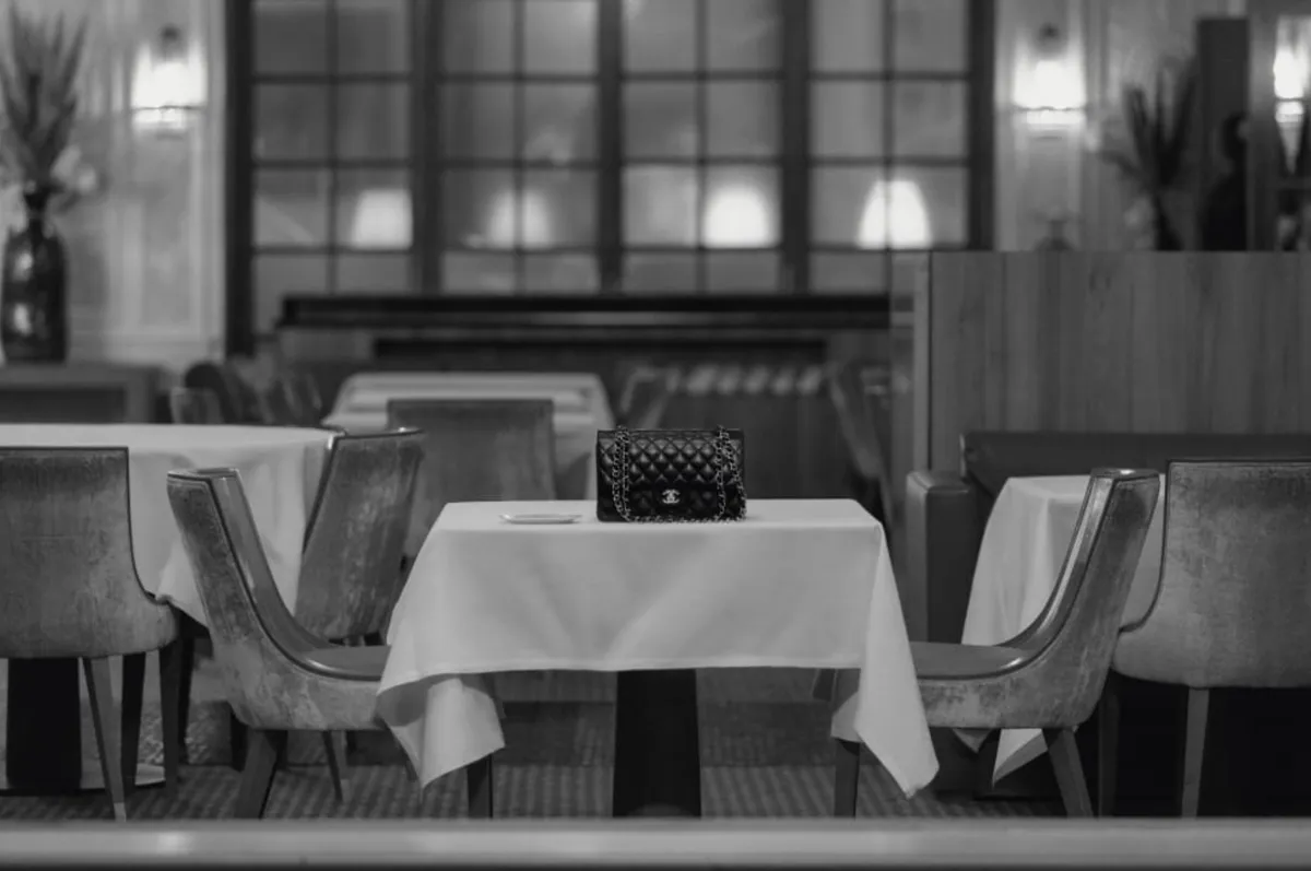 Chanel presenta su campaña de bolsos protagonizada por Brad Pitt y Penélope Cruz