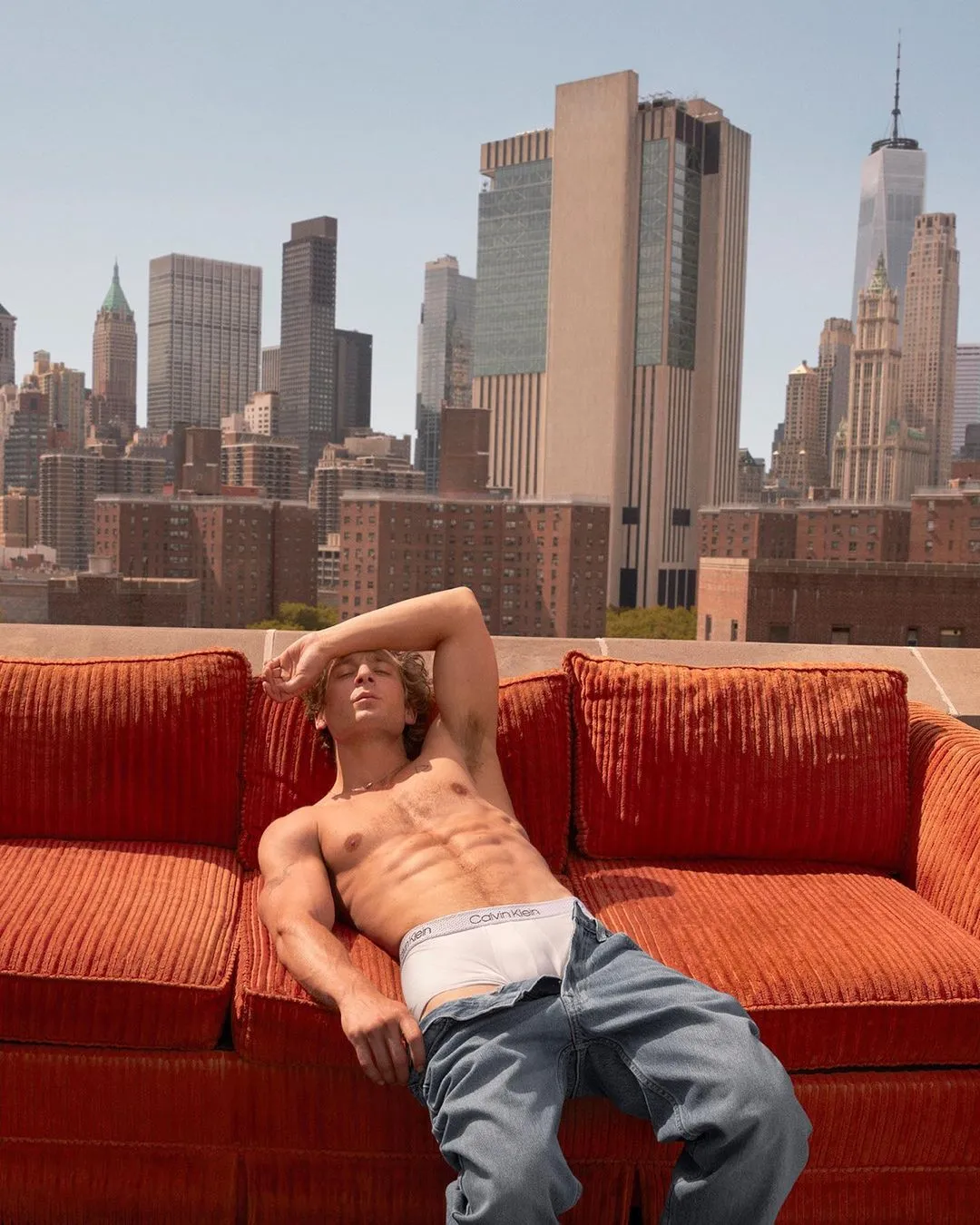 Jeremy Allen White protagoniza la nueva campaña de Calvin Klein