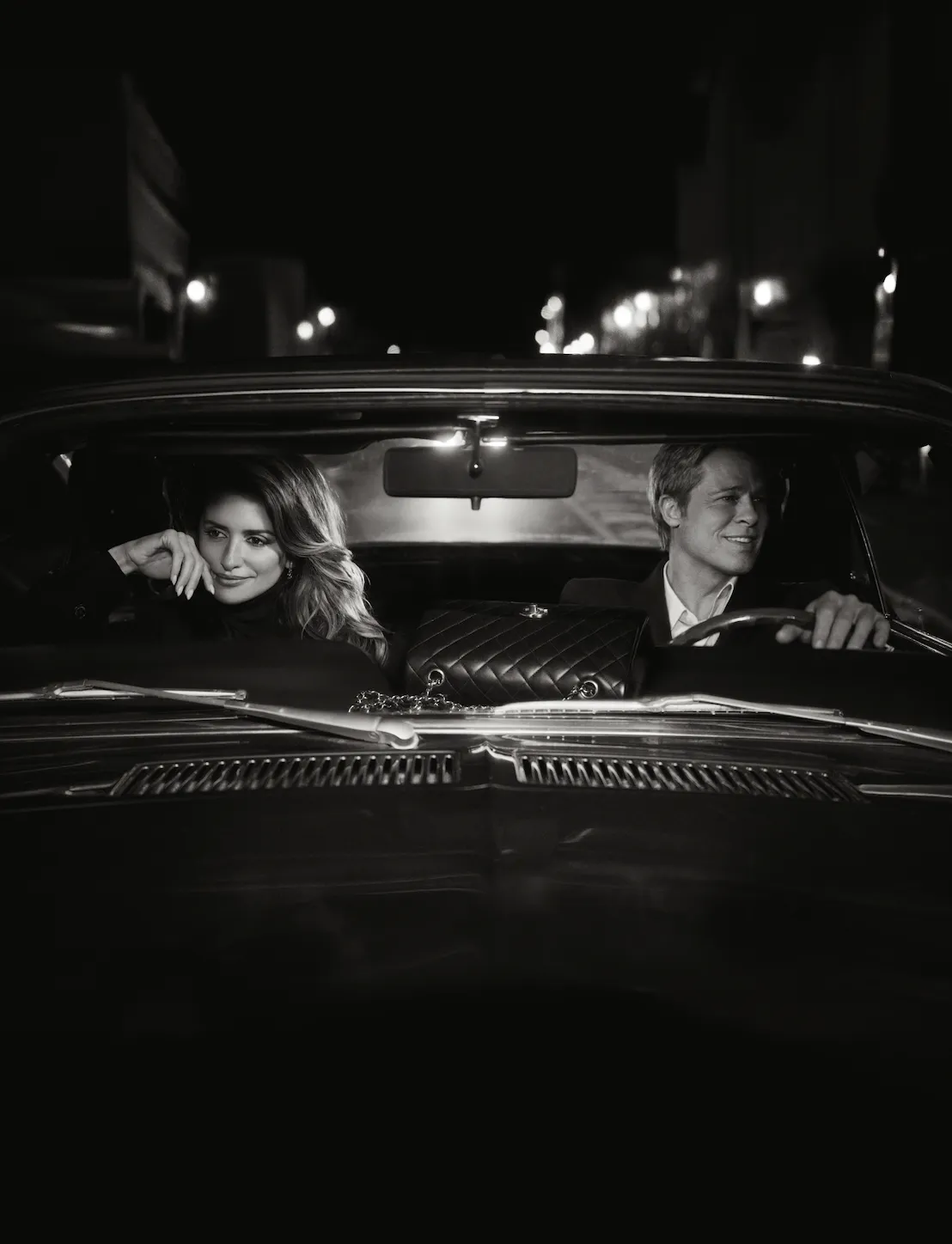 Chanel presenta su campaña de bolsos protagonizada por Brad Pitt y Penélope Cruz