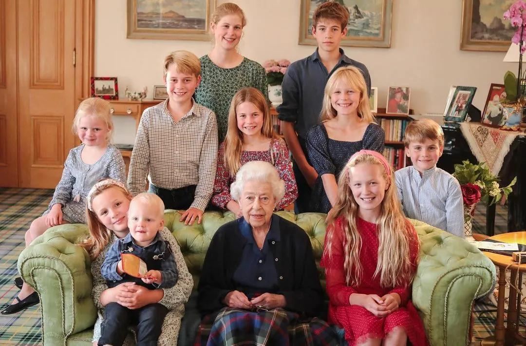 Kate Middleton edita otra foto en la que la reina Isabel aparece con sus bisnietos.