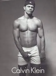Mark Wahlberg dice que Jeremy Allen White es un digno sucesor de Calvin Klein
