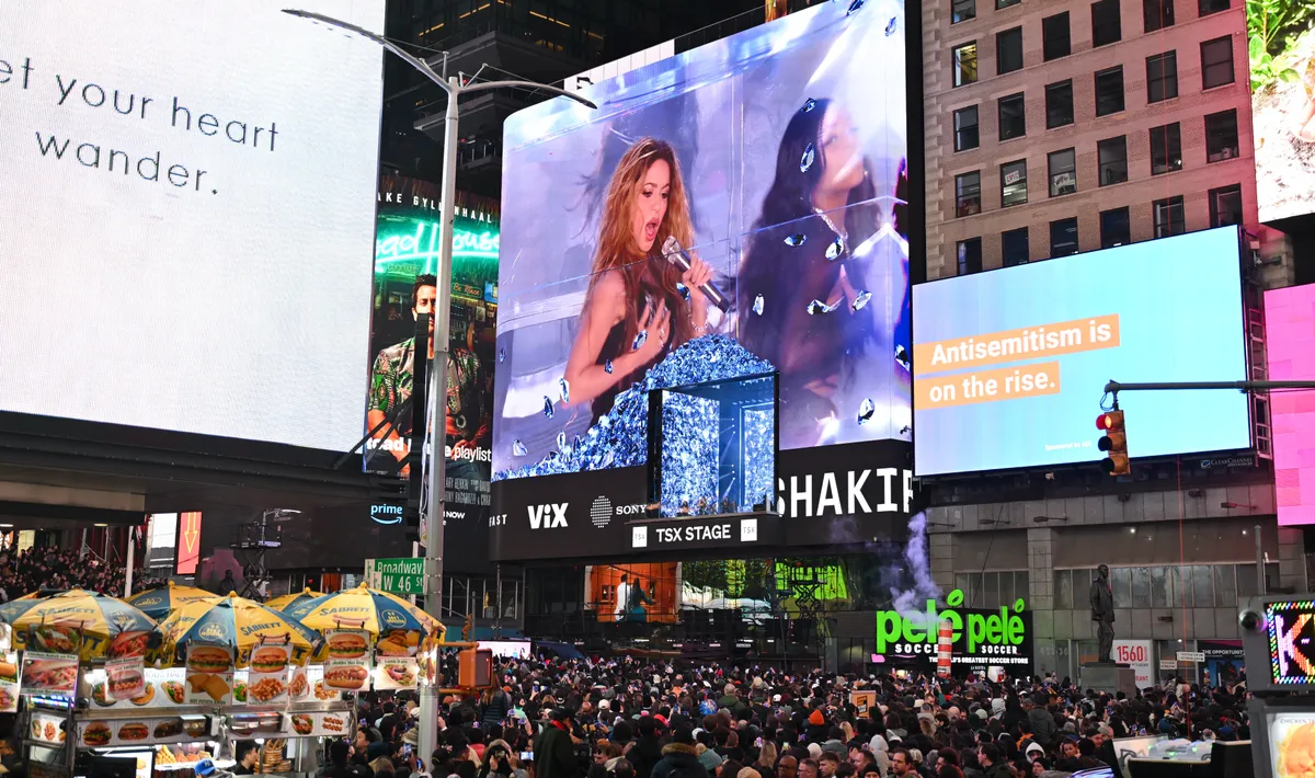 Shakira cena con Lucien Laviscount después de su performance en Times Square