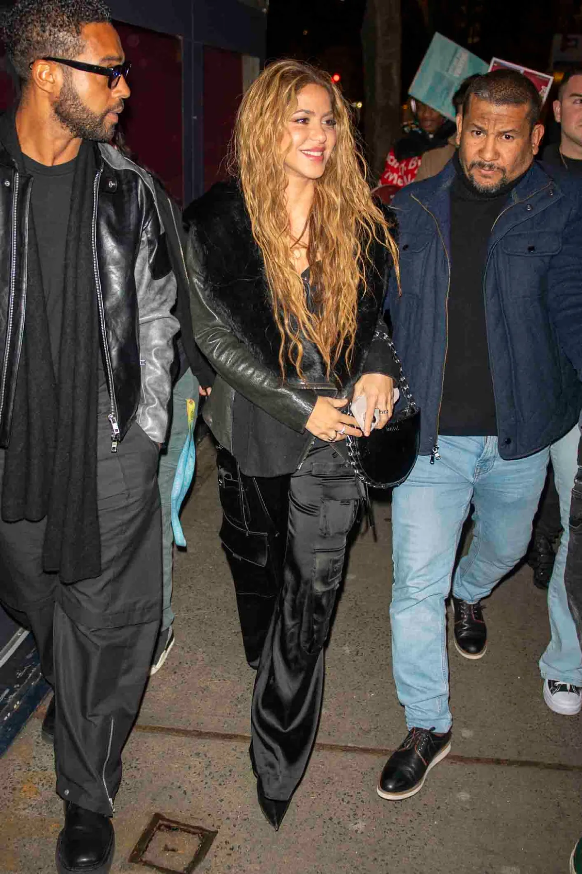 Shakira cena con Lucien Laviscount después de su performance en Times Square