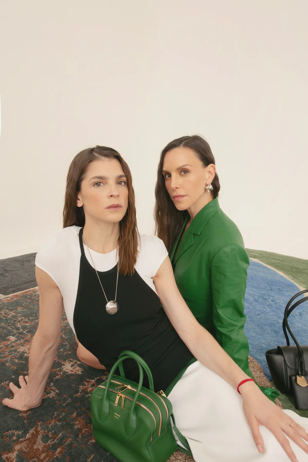 Celebramos el próximo estreno de "Dante y Soledad", el filme dirigido por Alex de la Mora y protagonizado por Irena Azuela con un photoshoot en donde la actriz y la directora usaron total looks de Ferragamo.