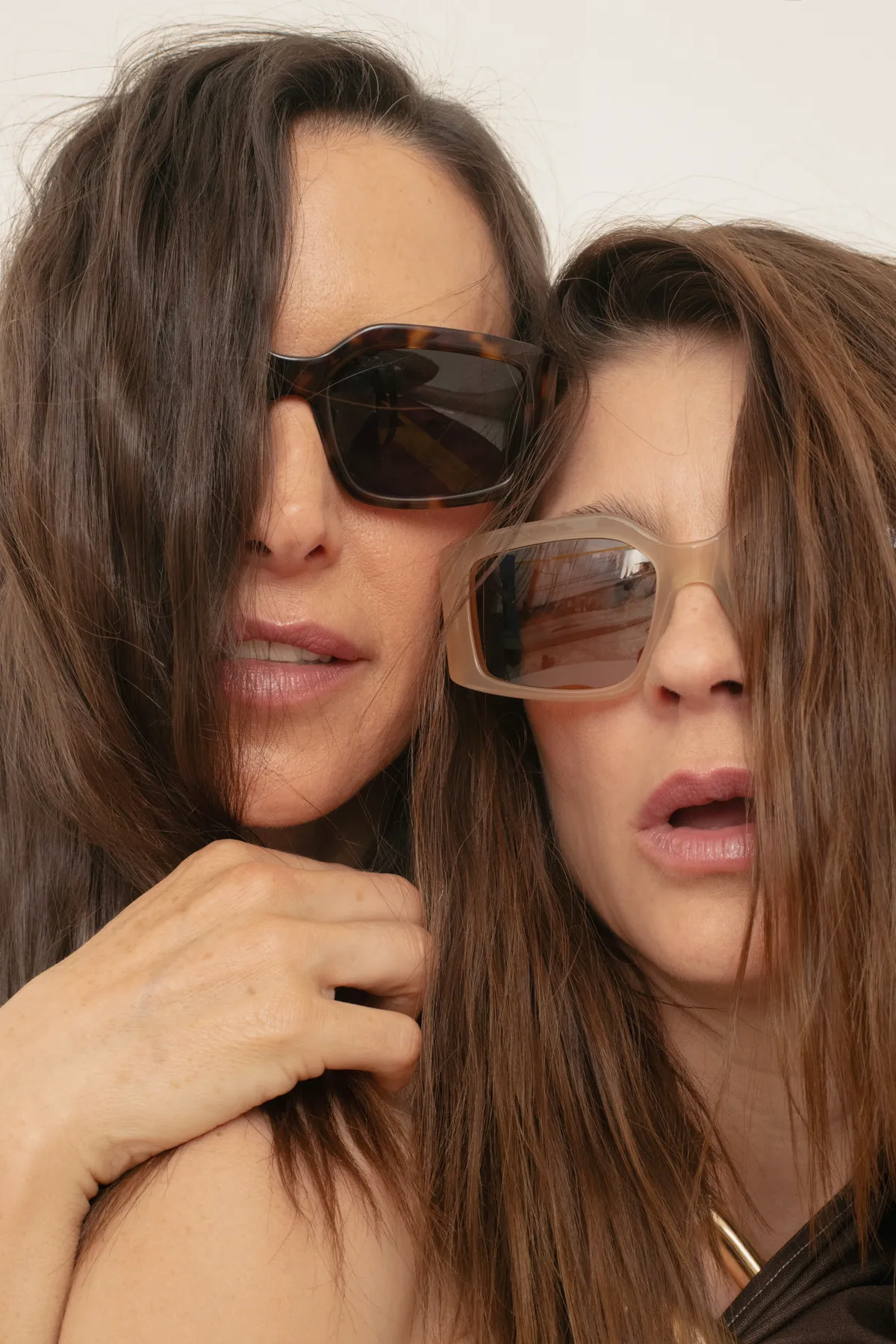 Irena Azuela y Alex de la Mora también usaron gafas de sol de Ferragamo.