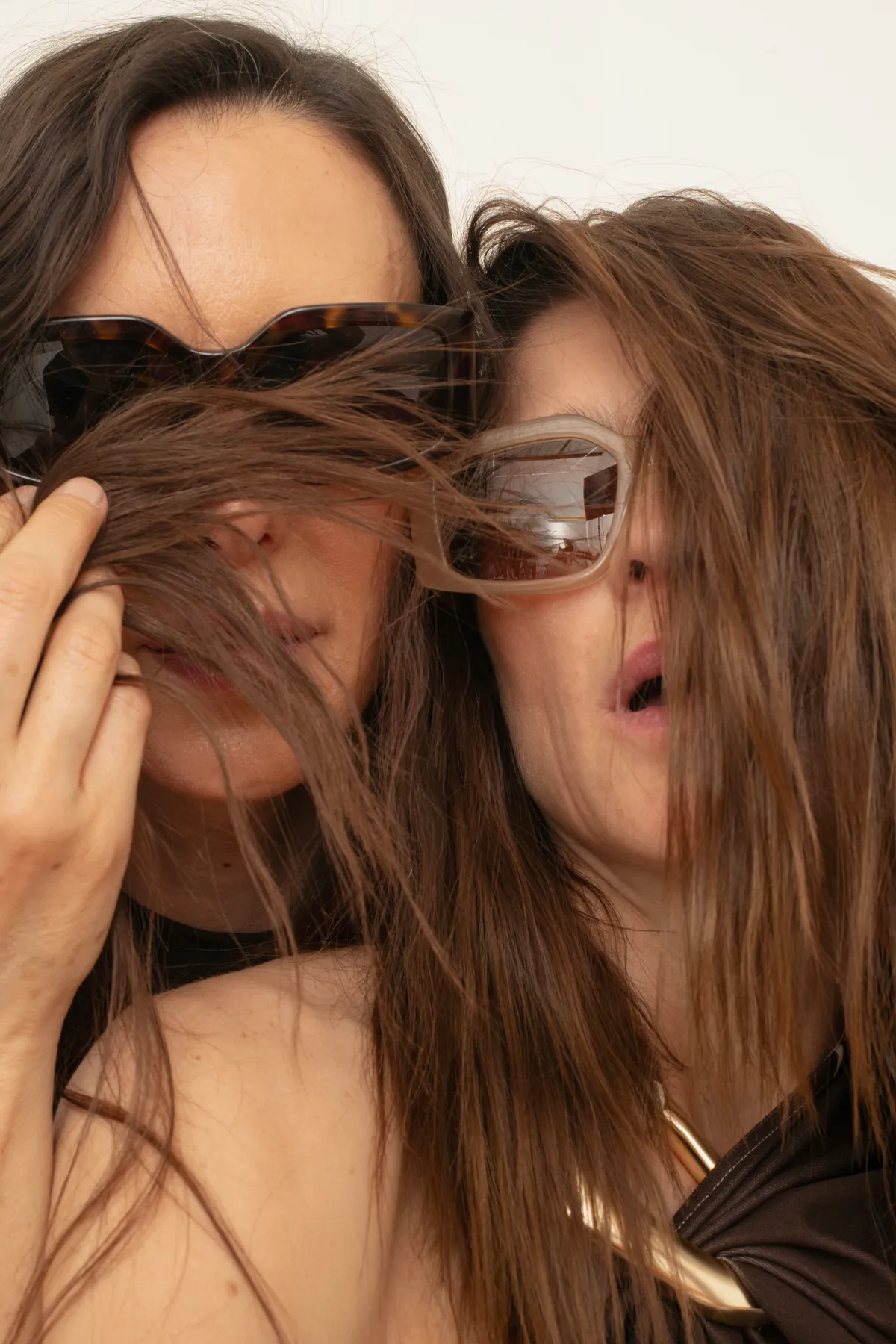 Irena Azuela y Alex de la Mora también usaron gafas de sol de Ferragamo.