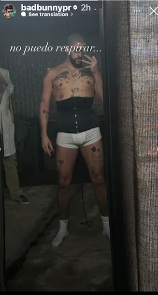 Bad Bunny se pone un corset y no puede respirar