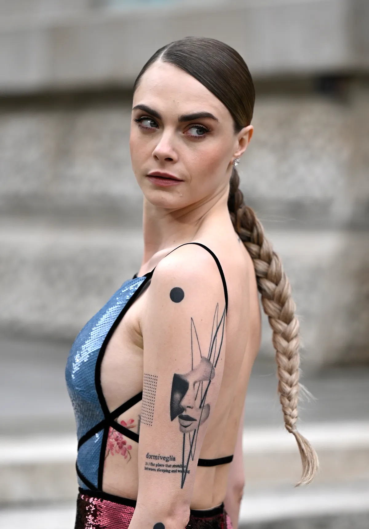 Cara Delevingne corrige el error ortográfico de su tatuaje ingeniosamente