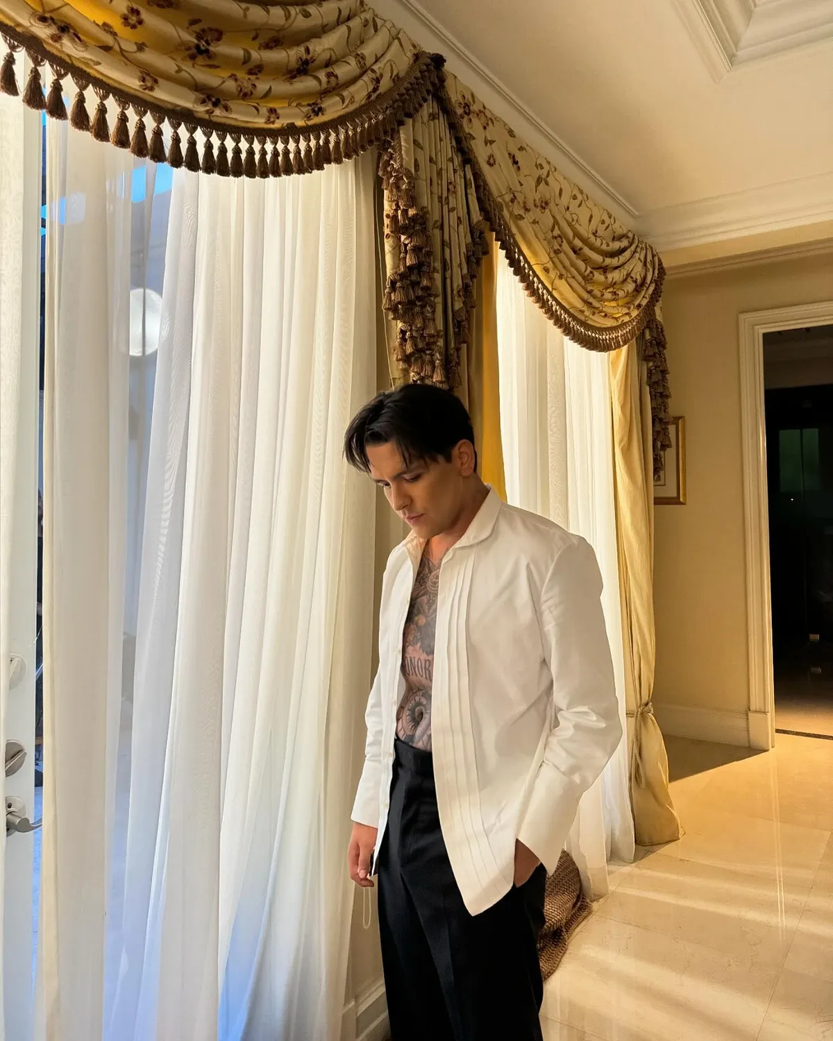 Christian Nodal cambia su imagen y recuerda a Johnny Depp joven
