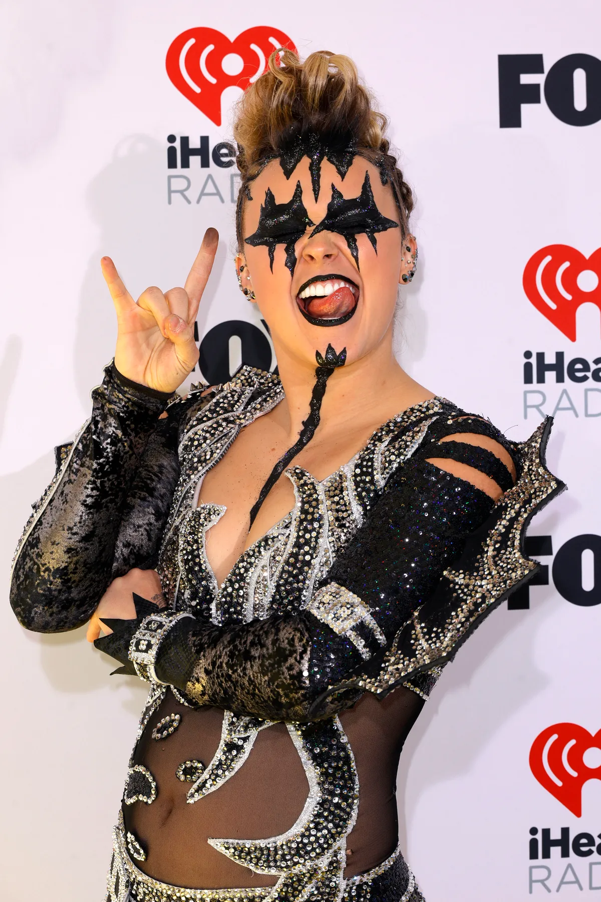 Jojo Siwa aborda las criticas de su era adulta con su look más dark