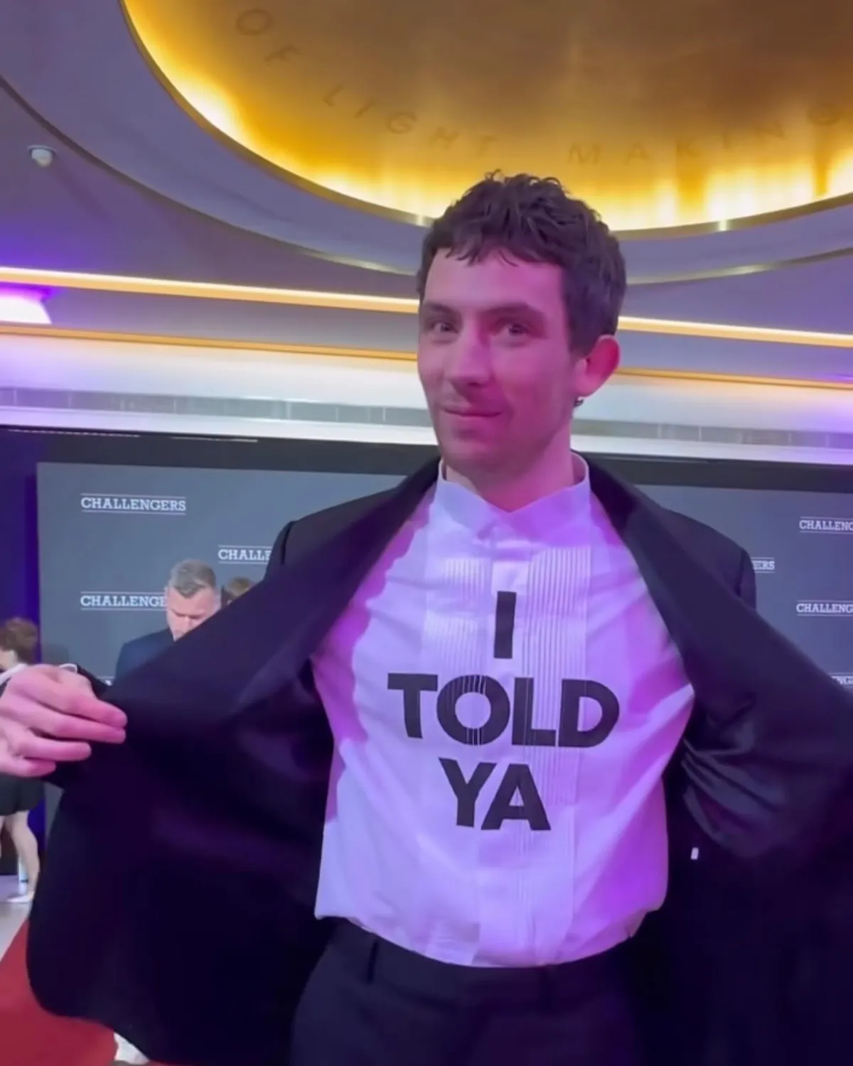 Josh O' Connor lleva la versión camisa sastre de la t-shirt gráfica "I Told Ya".