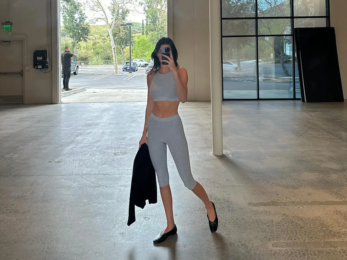 Kendall Jenner usa capris en un look athleisure.