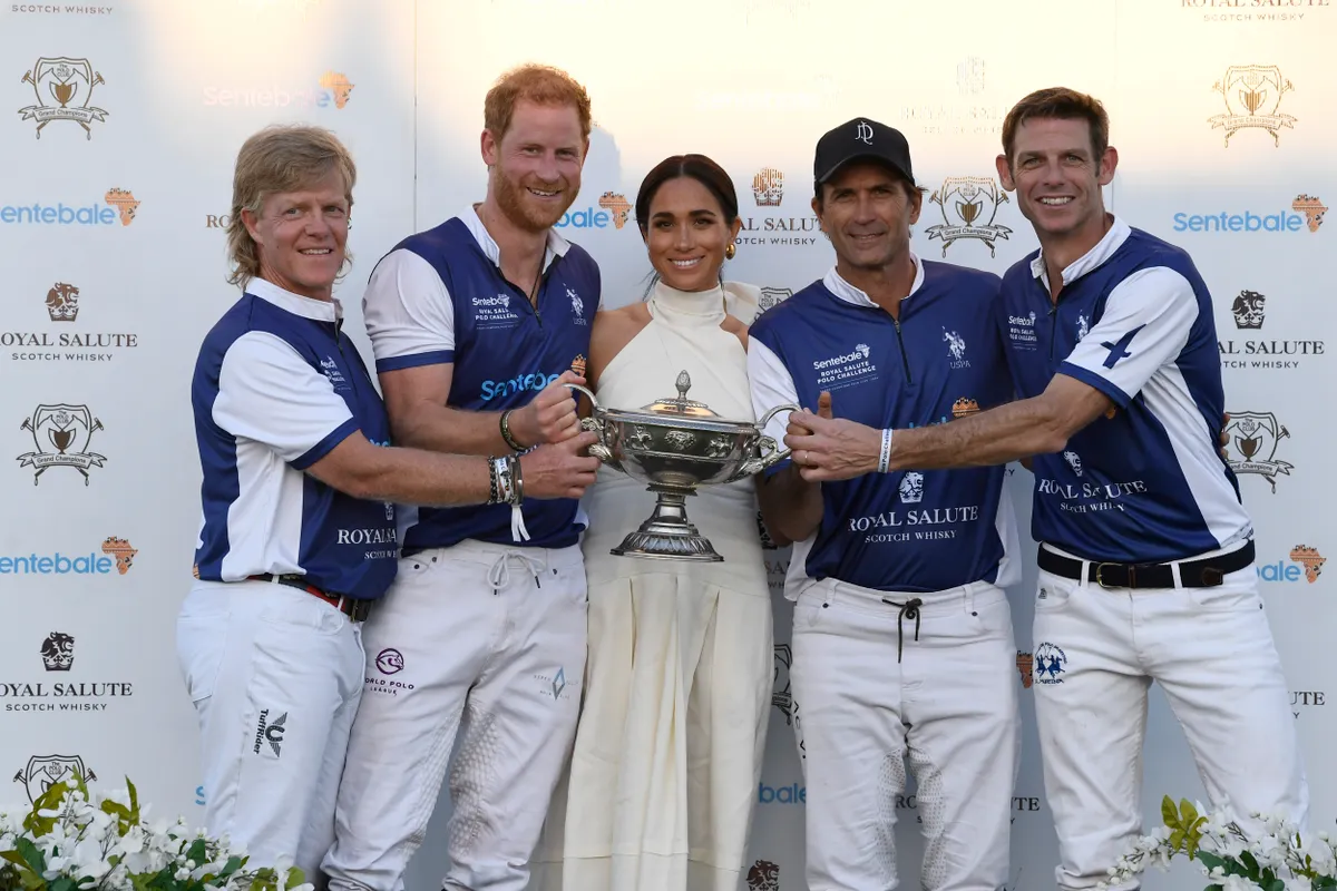 Meghan Markle y el príncipe Harry se besan en público tras un partido de polo 