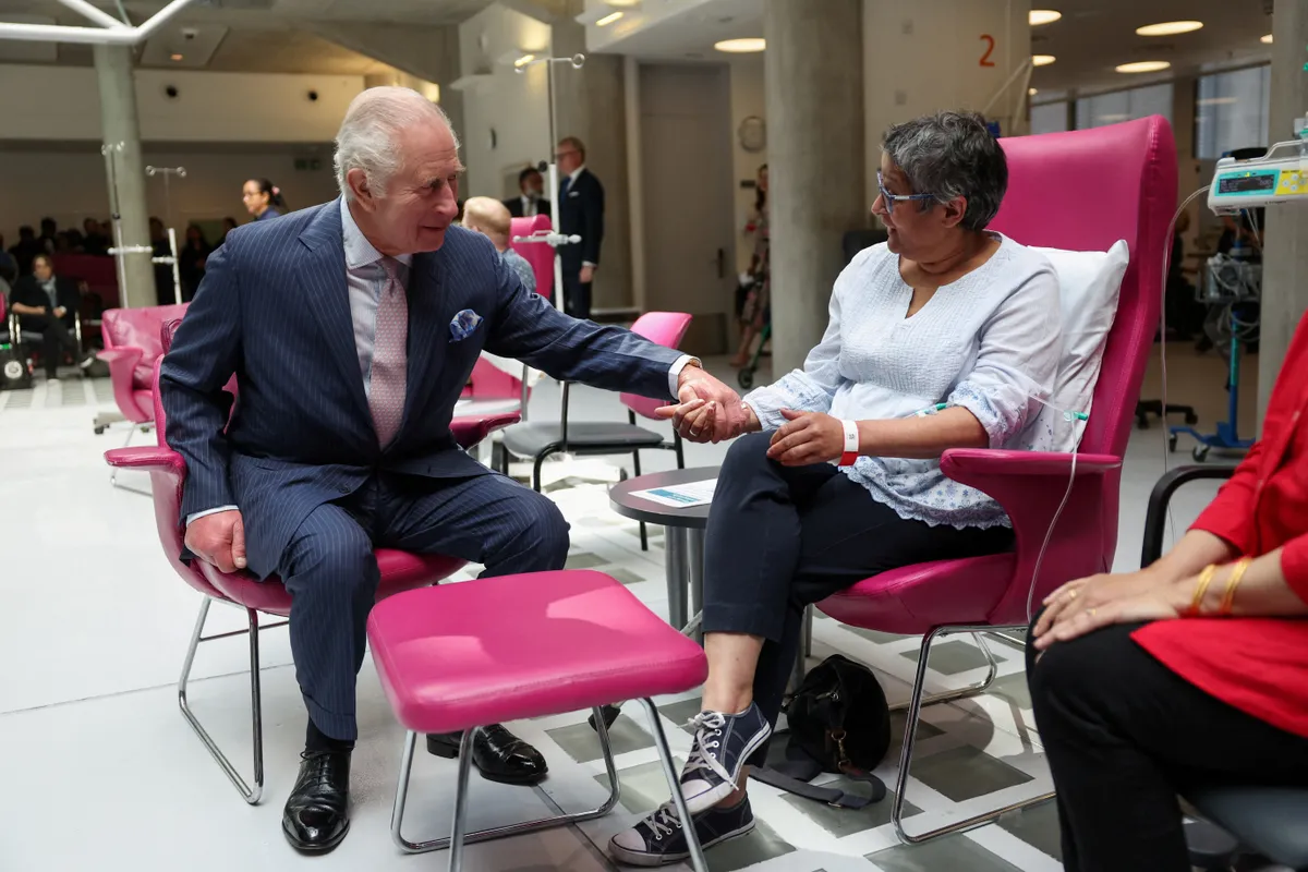 El rey Carlos regresa a la vida pública tras su tratamiento contra el cáncer