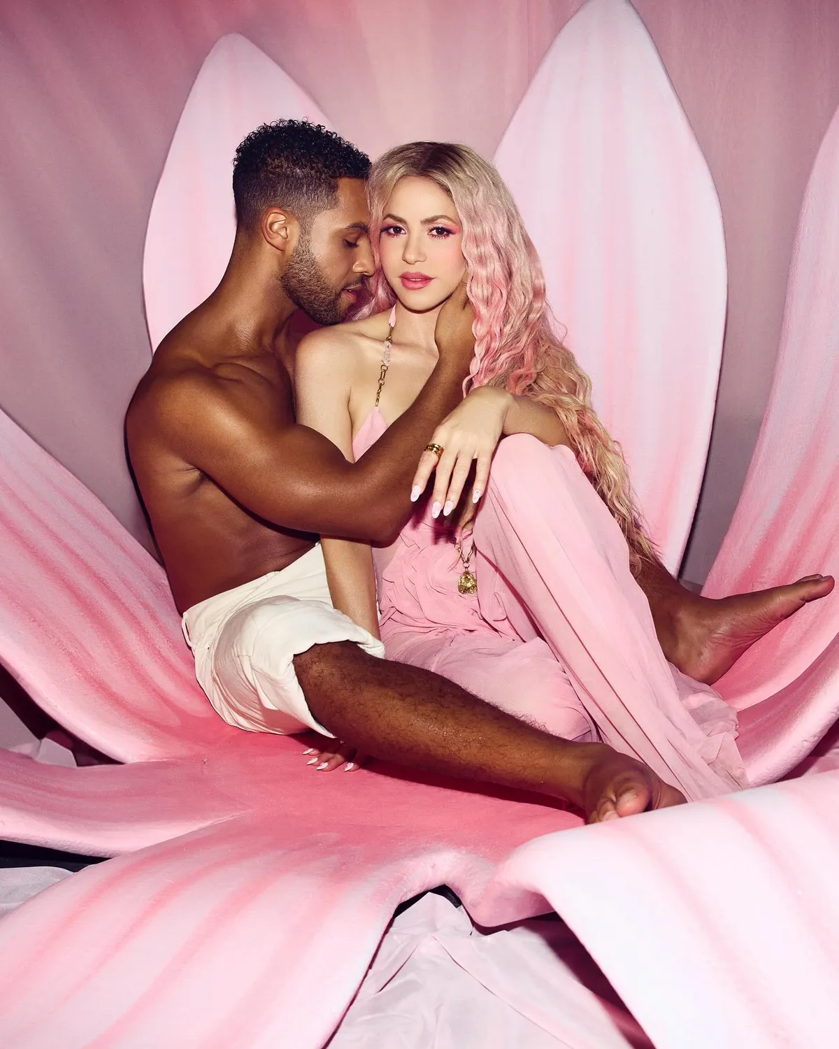 Shakira y Lucien Laviscount encienden redes sociales con fotos románticas