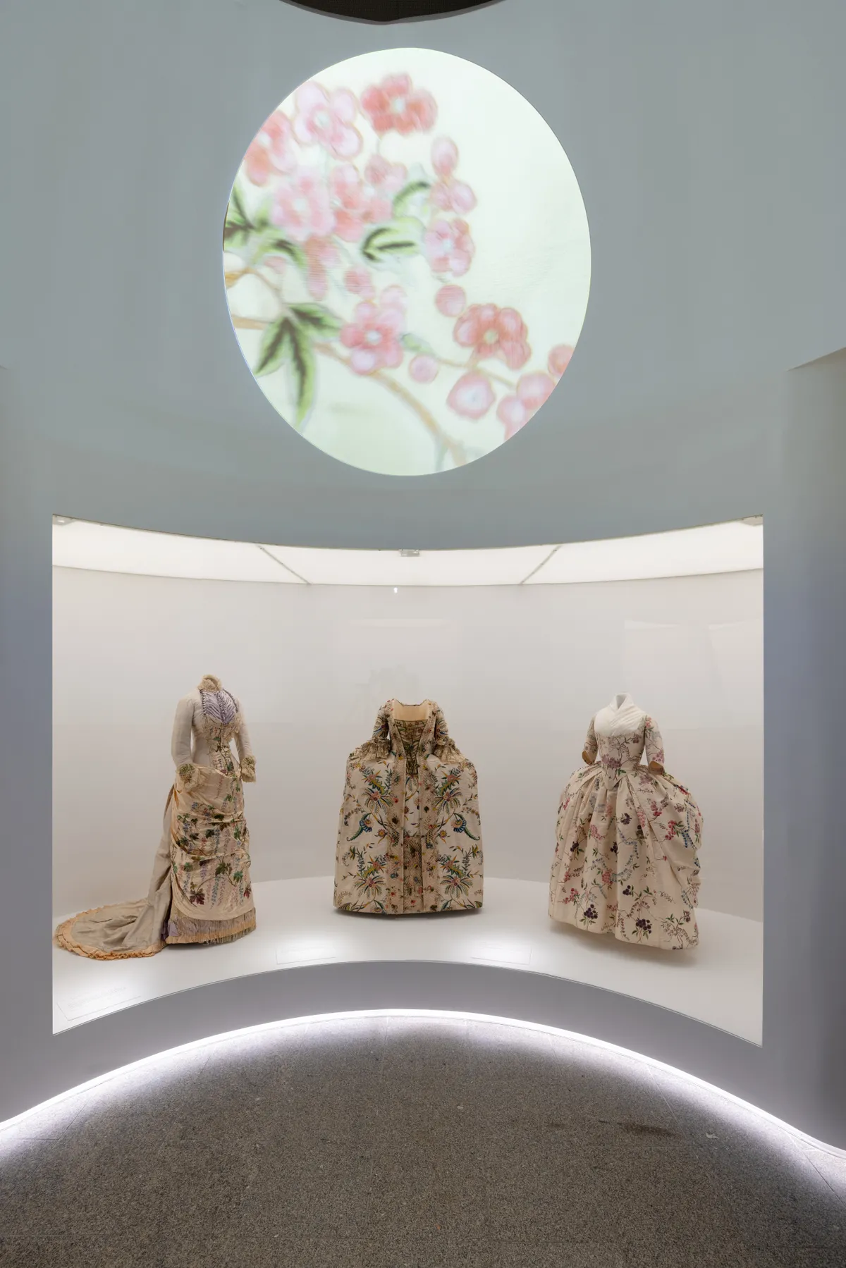 Los diseñadores incluyen a Cristóbal Balenciaga, Hattie Carnegie, Lilly Daché, Hubert de Givenchy, Deirdre Hawken, Stephen Jones, Guy Laroche, Madame Pauline, Mainbocher, Elsa Schiaparelli, Sally Victor, entre otros.