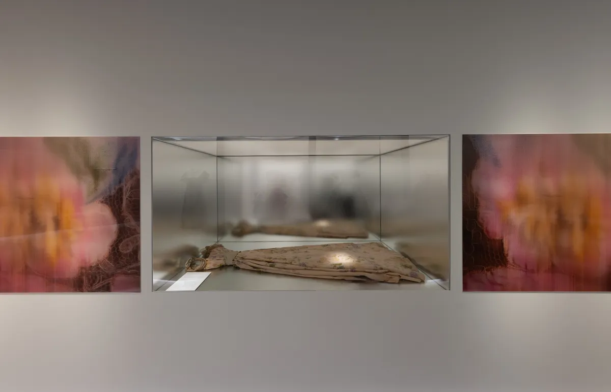 La galería también presenta un abrigo de Jonathan Anderson para LOEWE, plantado con avena, centeno y trigo que comenzará vivo y morirá gradualmente durante la exposición.