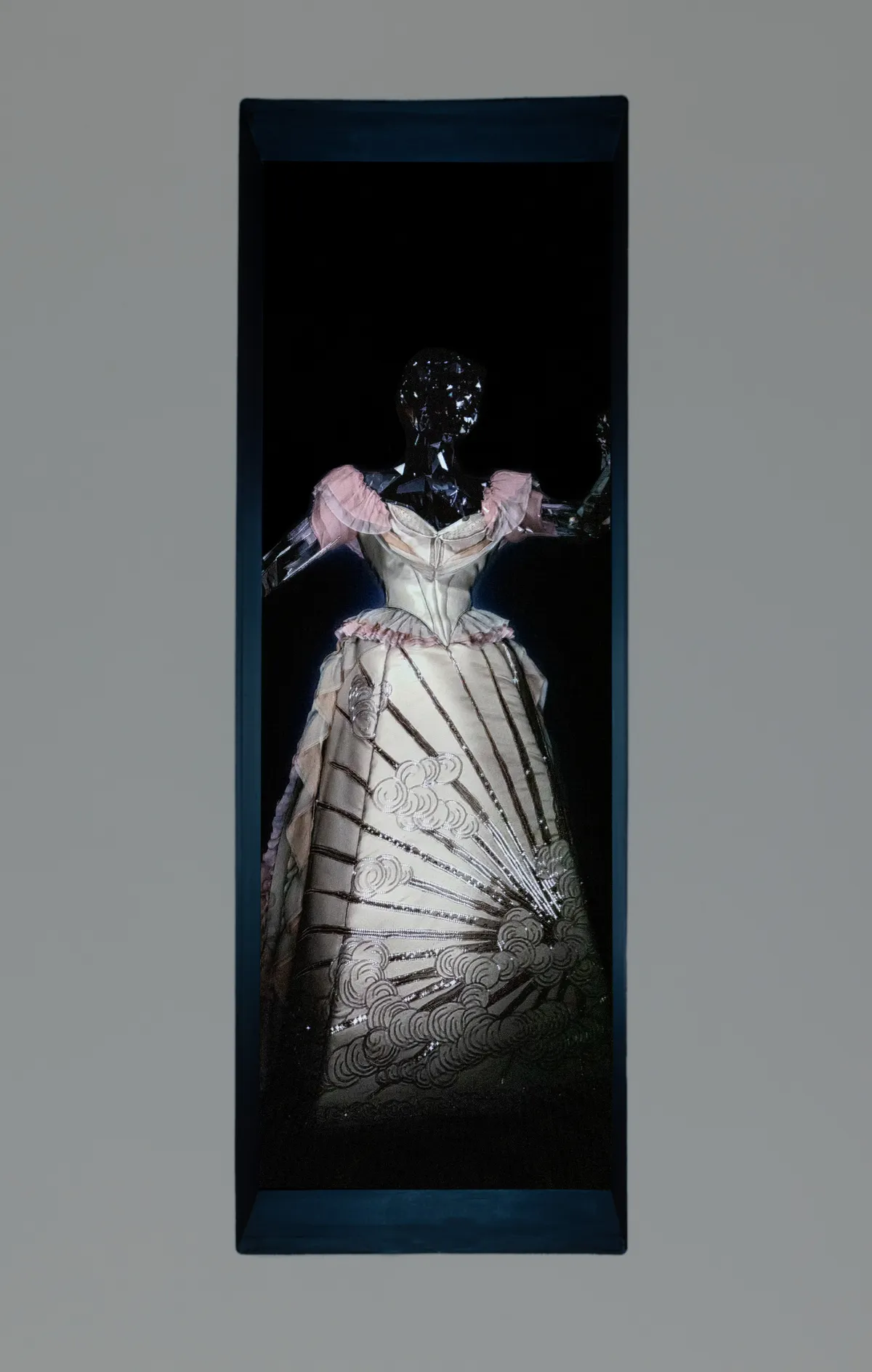 Es una serie de "bellezas dormidas" (prendas que ya no se pueden vestir en maniquíes debido a su extrema fragilidad) que se mostrarán en vitrinas de cristal, permitiendo a los visitantes analizar sus diversos estados de deterioro como si estuvieran bajo un microscopio.