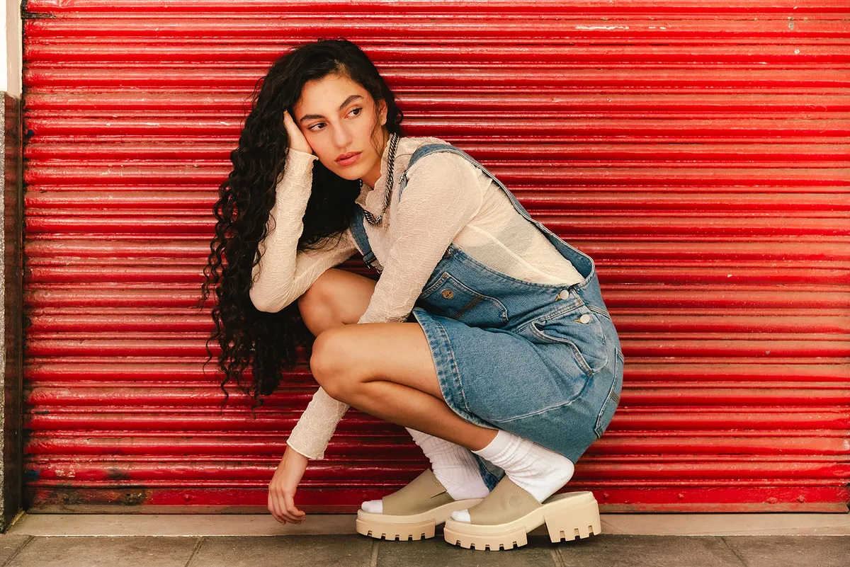 Algo que nos fascina de esta colección son las suelas totalmente inspiradas en las icónicas botas de Timberland, ahora reconvertidas a sandalias que van bien en cualquier look de verano.