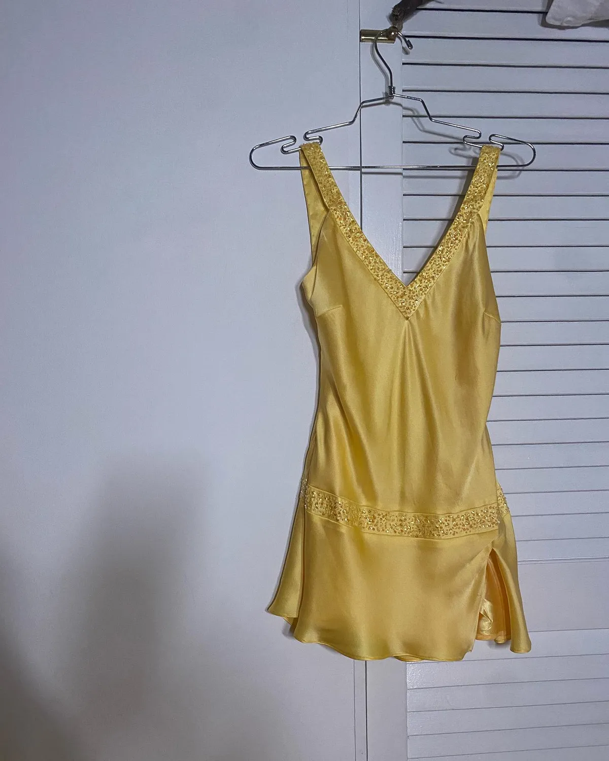 Sabrina Carpenter usa la versión corta del vestido amarillo de Cómo perder a un hombre en 10 días