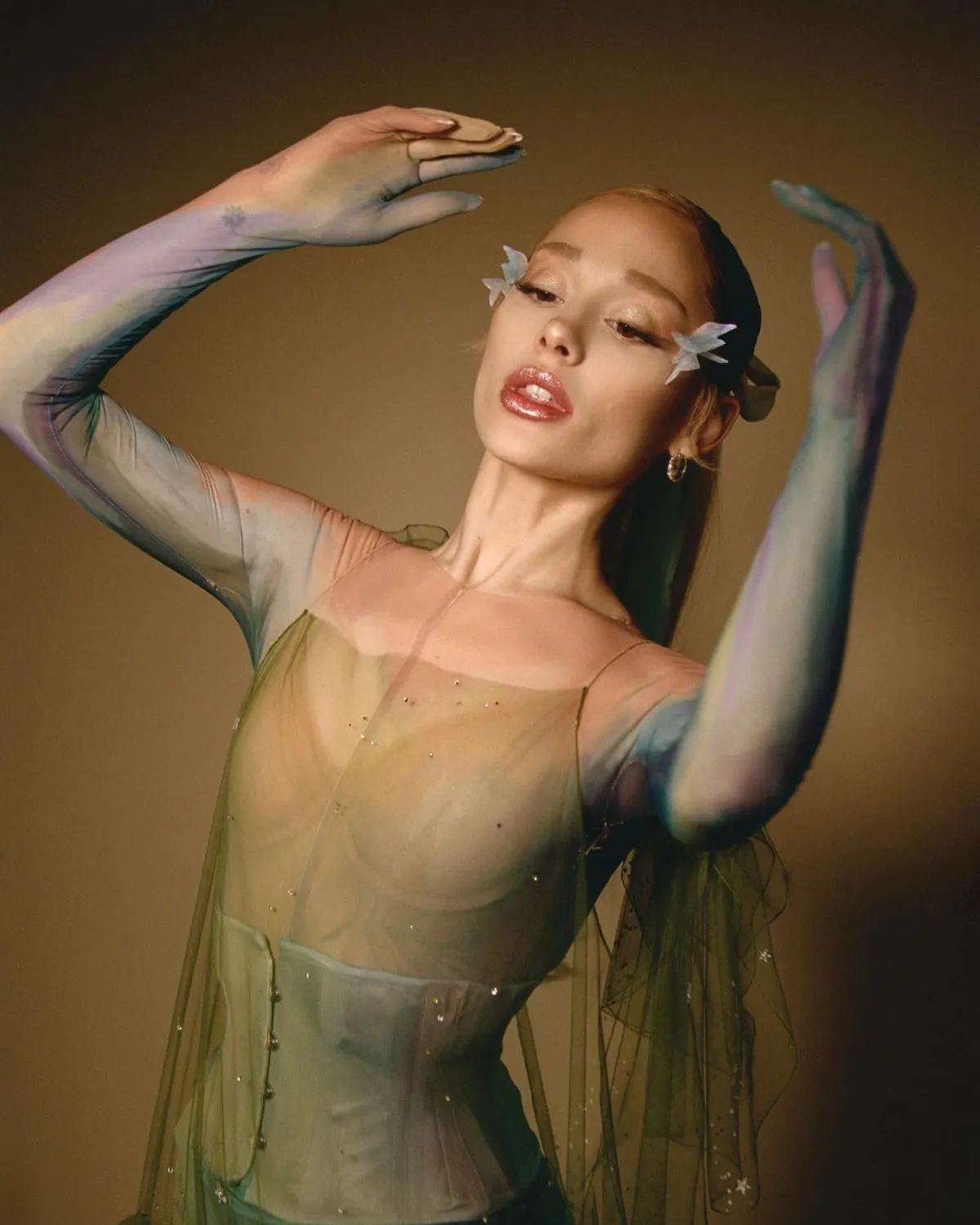 Ariana Grande se sube al escenario de la Met Gala.