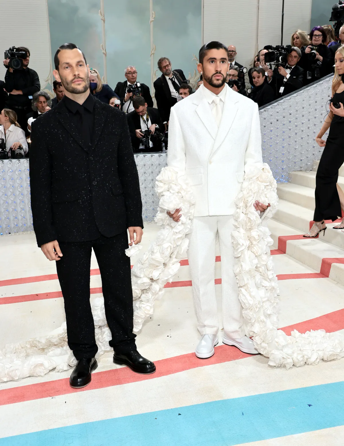 Bad Bunny y Simon Porte Jacquemus en la Met Gala.