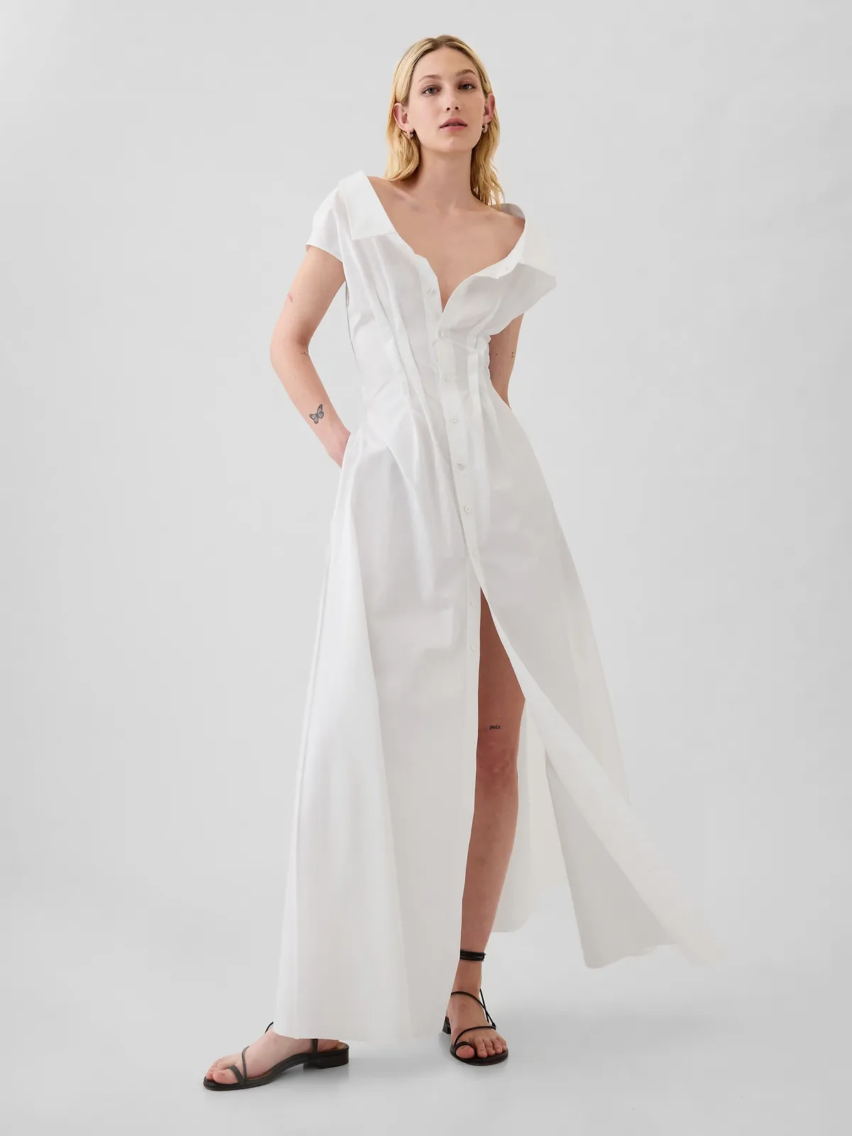 El vestido camisero blanco de Anne Hathaway ya está disponible en GAP