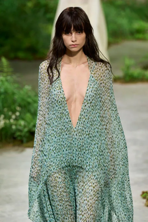 El primer desfile Crucero de Sabato de Sarno para Gucci es un sueño de flores